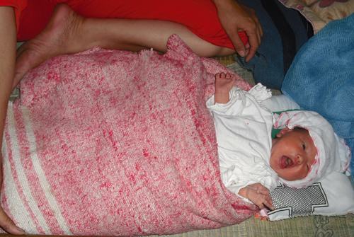 Bé gái sơ sinh nằm lẫn trong… đống rác