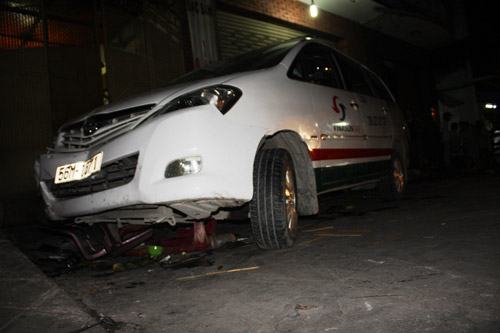 Bé gái thoát chết hy hữu dưới gầm taxi