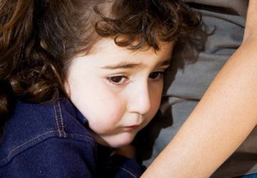 Bé thiếu tự lập vì hay bị dọa