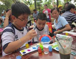 Bé yêu mũ bảo hiểm