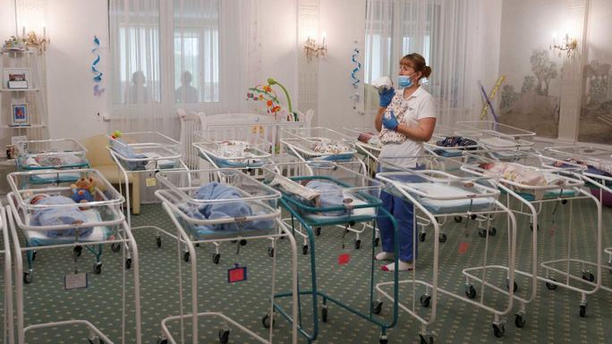 Bên trong các lò đẻ thuê ở Ukraine