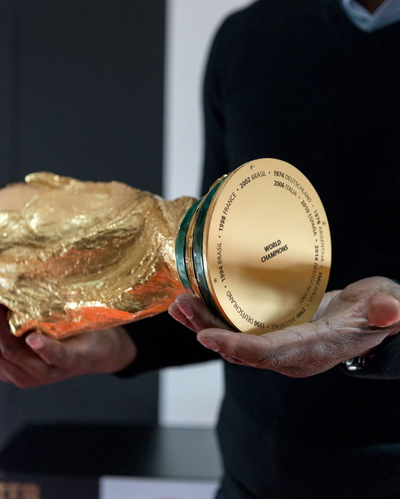 Bên trong xưởng chế tác cúp vàng World Cup cho FIFA tại Italy