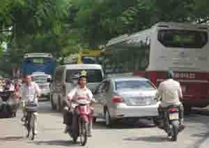 “Bến xe tự phát” cản trở giao thông