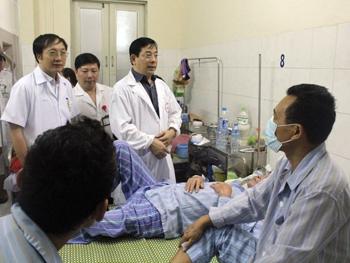 Nhiều bệnh nhân cam kết nằm ghép để được điều trị tuyến trên - Ảnh: Lê Hảo