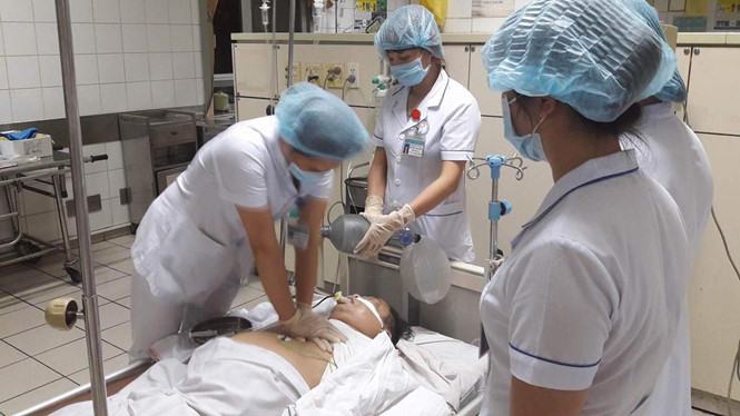 Cấp cứu cho bệnh nhân bị sốc khi lọc máu chu kỳ /// Ảnh THÚY ANH