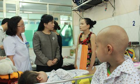 Tặng 100 phần quà cho bệnh nhi ung thư