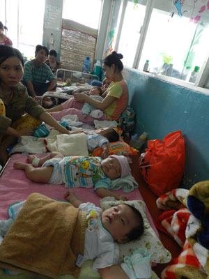 Bệnh viện nhi: Tràn ngập “rồng con”