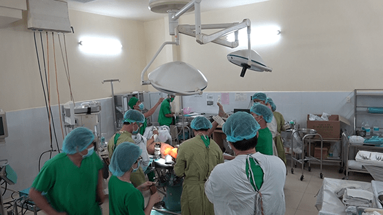 Cứu sống công nhân bị 2 thanh sắt đâm xuyên háng