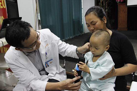 Phẫu thuật cứu một bệnh nhi thoát… mù