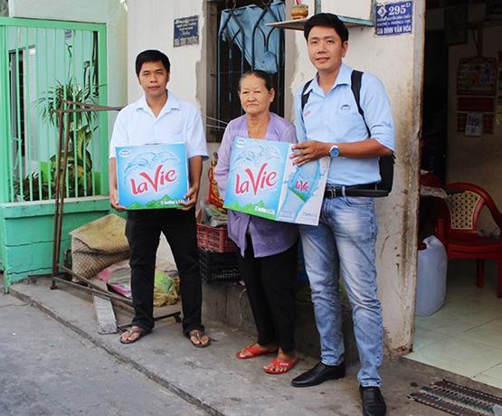 La Vie tặng 110.000 lít nước khoáng đóng chai đến người dân Bến Tre, Long An, Tiền Giang
