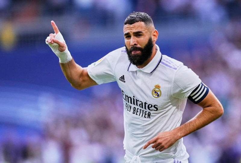 Benzema đột ngột quay xe, vẫn gắn bó Real Madrid