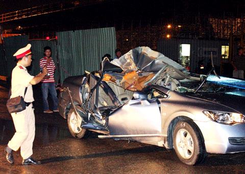 Bêtông 4 tấn đè bẹp xe Civic ở hầm dẫn cầu Phú Mỹ