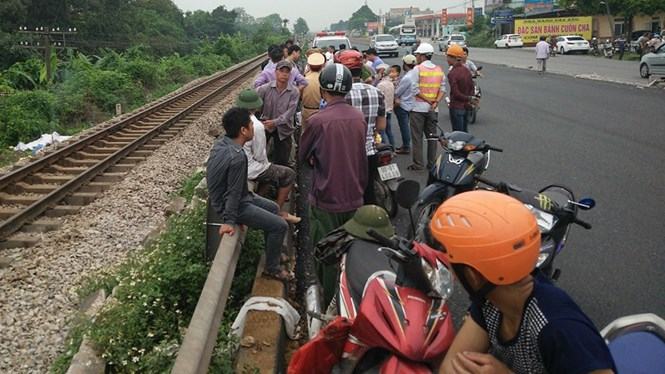 Nạn nhân bị tàu đâm tử vong tại chỗ /// - Ảnh: Văn Đông