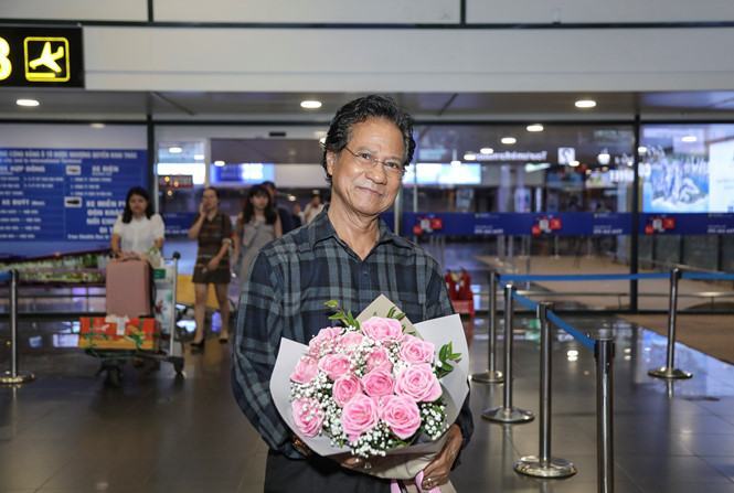 Bị đồn qua đời, Chế Linh khỏe mạnh hội ngộ Tuấn Vũ tại sân bay