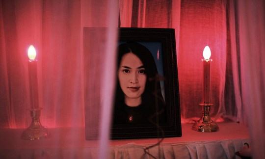 Bi hài đưa ảnh người sống... lên bàn thờ