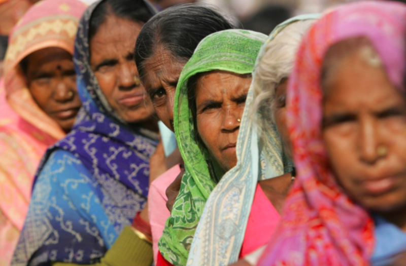 Những phụ nữ Dalit thuộc tầng lớp thấp hơn chờ đợi để được điều trị y tế ở Mumbai trong ảnh chụp năm 2006 này.  Ảnh: AFP