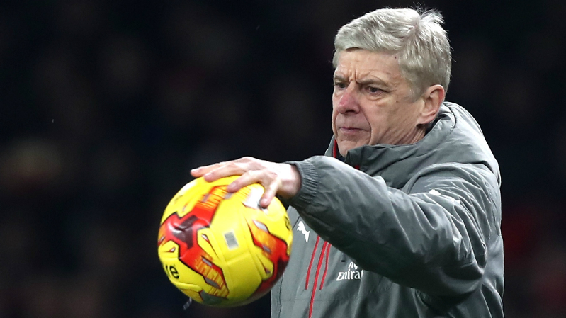 Bị loại, Wenger chê học trò… yếu