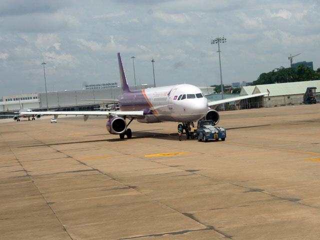 Đóng cửa đường băng bị hư vì sét đánh