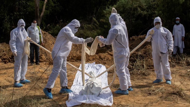 Chôn cất một nạn nhân Covid-19 tại New Delhi, Ấn Độ /// Reuters