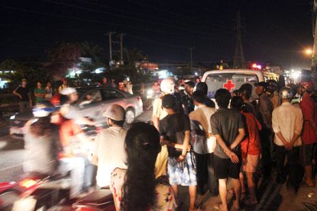 Người d&acirc;n hiếu k&igrave; d&otilde;i theo vụ việc