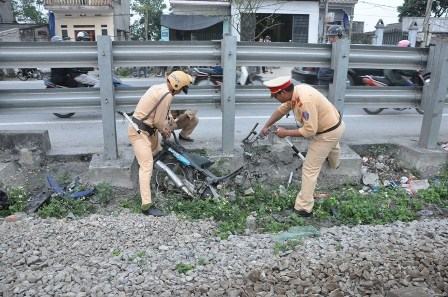 Bị tàu tông chết vì cố lái xe vượt đường ray