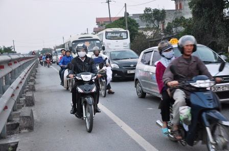 C&aacute;c phương tiện tham gia giao th&ocirc;ng tr&ecirc;n QL21B di chuyển kh&aacute; kh&oacute; khăn