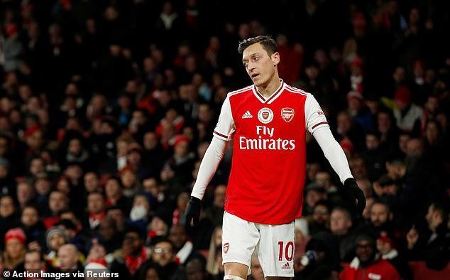 Bị thay ra sân, Ozil nổi điên, có hành động bất thường