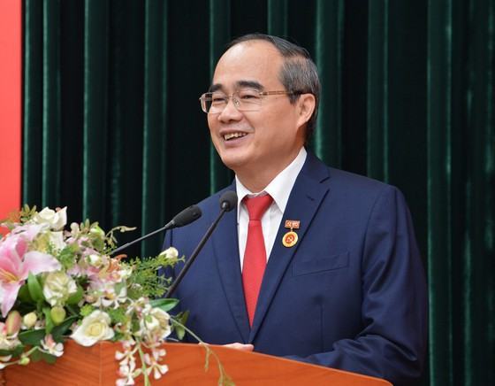 Bí thư Thành ủy TPHCM Nguyễn Thiện Nhân nhận Huy hiệu 40 năm tuổi Đảng