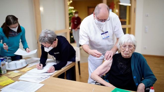 Một cụ bà tại viện dưỡng lão ở Burgbernheim, Đức được tiêm vắc xin ngừa Covid-19 /// Reuters