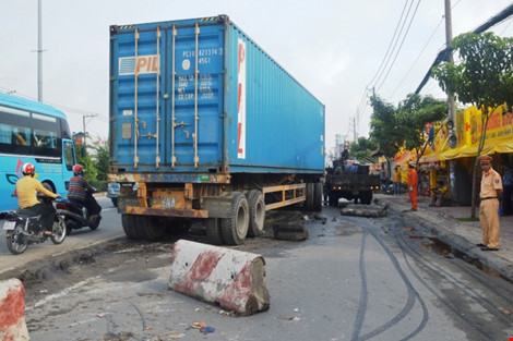 Người đàn ông may mắn thoát nạn khi bị xe container cuốn vào gầm.