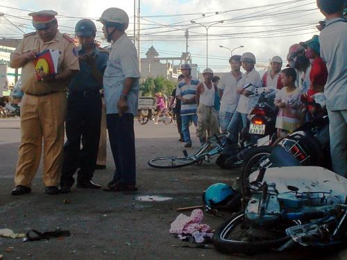 Bị xe container tông từ sau, 1 người chết, 4 người bị thương nặng