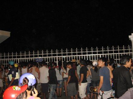 Bị xe đưa đón cán phải, hai công nhân thương vong