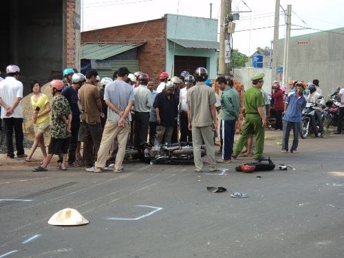 Bị xe khách đụng, 1 người chết, 3 người nguy kịch