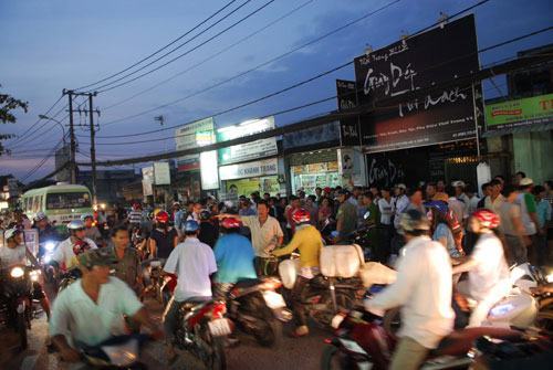 Bị xe máy ép, 1 phụ nữ chết thảm dưới gầm xe buýt