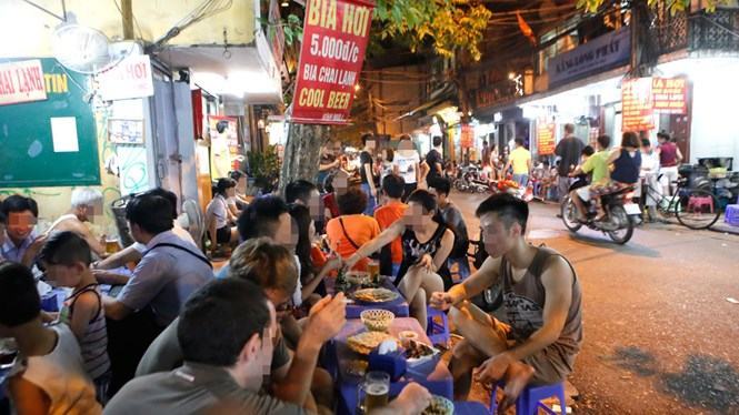 Bia hơi đang được tiêu thụ hàng trăm triệu lít mỗi năm. /// Ảnh: Ngọc Thắng