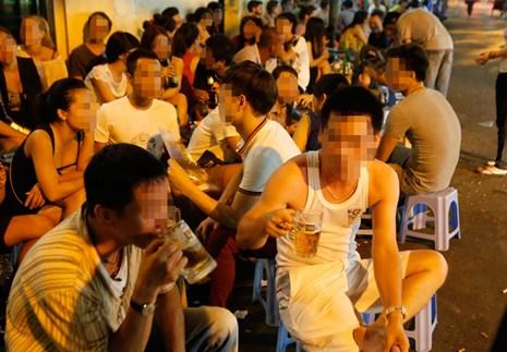 Bia hơi lọt sổ quản lý - ảnh 1