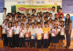 Bibica tặng 2.000 sách giáo khoa cho HS vùng sâu