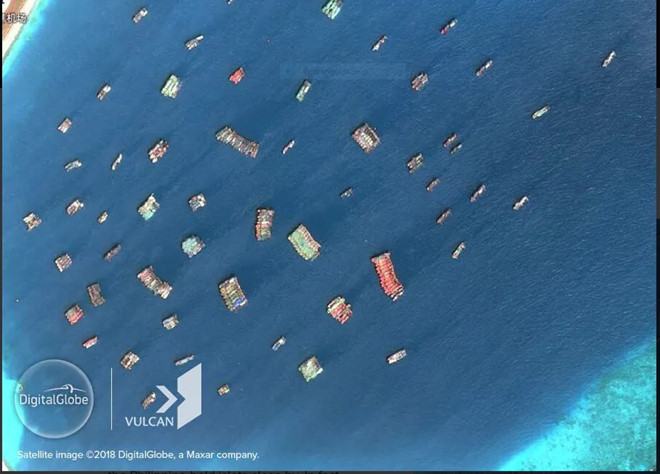 “Tàu cá” Trung Quốc ở khu vực bãi Xu Bi thuộc quần đảo Trường Sa của VN /// Ảnh: DigitalGlobe - Vulcan INC