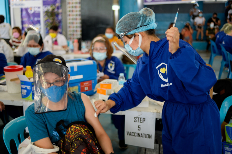 Tiêm vắc xin Covid-19 tại TP.Muntinlupa, Philippines ngày 21.6 ///  Ảnh: Reuters