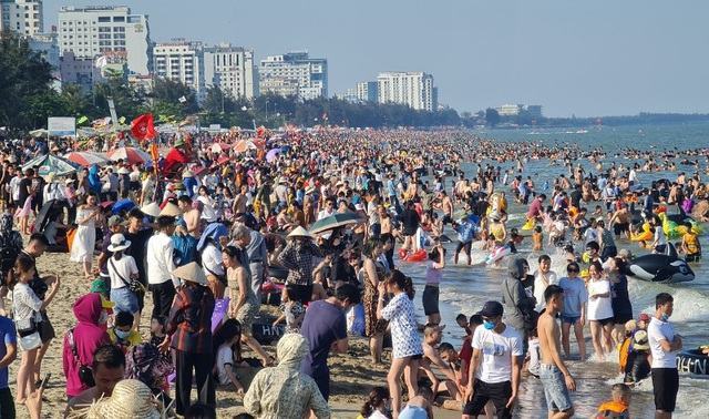 Biển Sầm Sơn vắng lặng, hàng loạt người bị xử phạt vì không đeo khẩu trang