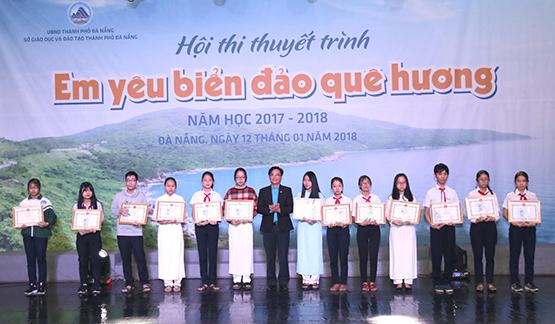HS thi thuyết trình về biển đảo