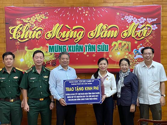 Thăm và tặng quà 16 đồn biên phòng tham gia phòng, chống dịch