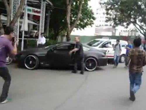 Biểu diễn ô tô nguy hiểm trên đường phố