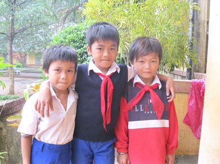 Biểu dương ba học sinh trả lại 15 triệu đồng cho người mất