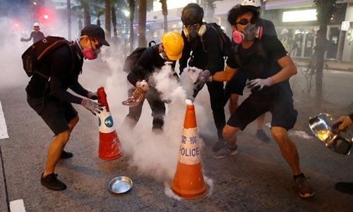 Hong Kong cấm người biểu tình đeo khẩu trang