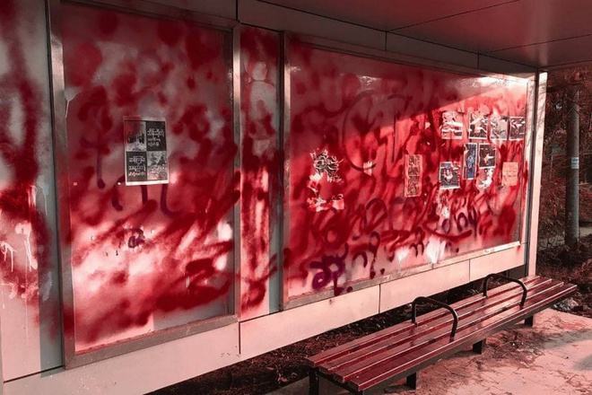 Sơn và thuốc nhuộm màu đỏ được vẽ lên một trạm dừng xe buýt ở Myanmr /// Reuters