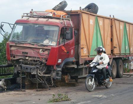 Bình Định: Ngủ gật, tài xế xe container đâm vào lan can cầu