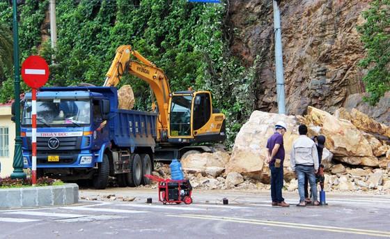 Bình Định nhiều nơi sạt lở, ngập lụt sau hơn 2 ngày mưa lịch sử ảnh 7