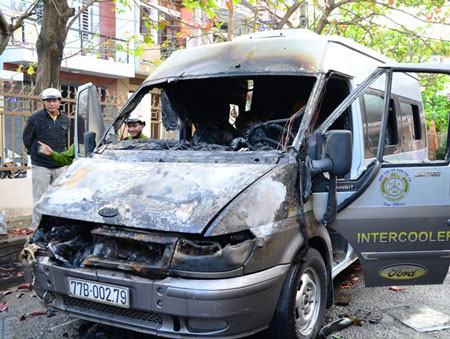 Bình Định: Xe ô tô 16 chỗ cháy đùng đùng khi đang đỗ