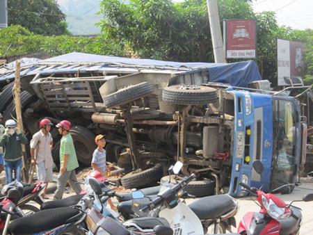 Bình Định: Xe tải tụt dốc tông sập tường nhà, 5 người trọng thương